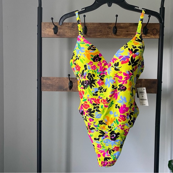 BAR III Women's Floral Chic molded cup sweetheart neckline One-Piece Swimsuit M - Picture 3 of 8